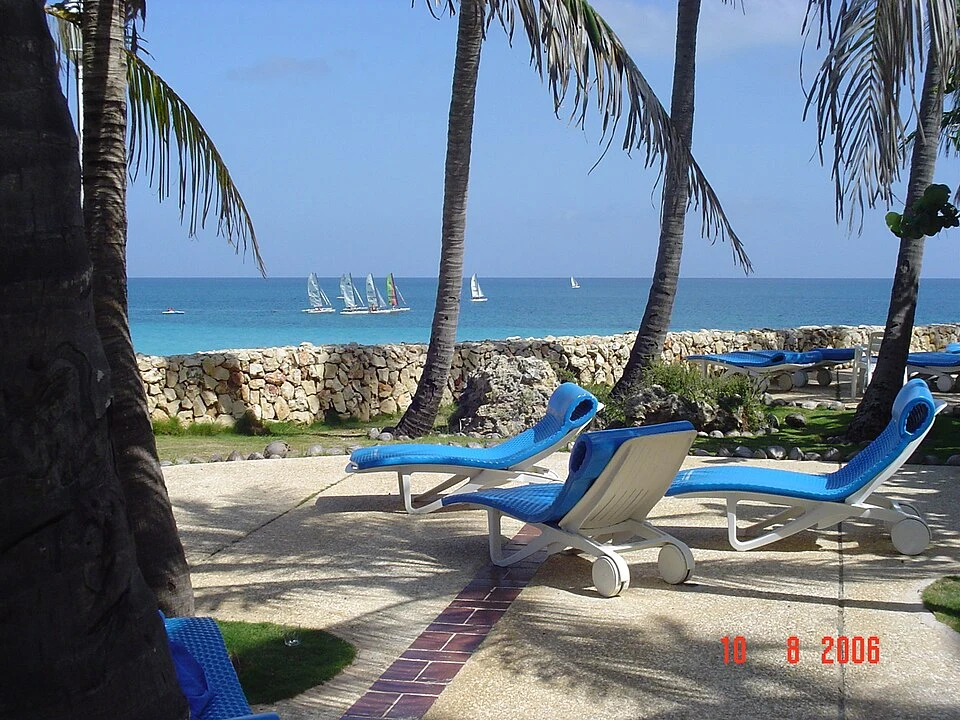 Шезлонги под пальмами на прибрежной террасе Meliá Varadero.